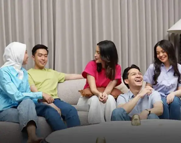 Five young people laughing together on a sofa during a Kao Life Academy content shoot